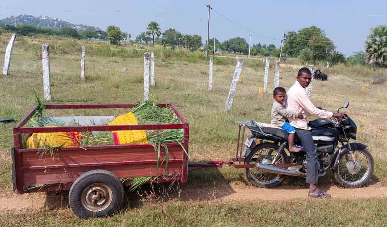 Siddipet: Bike trolley makes life easy for tenant farmer