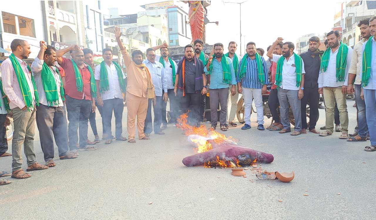 ED, IT Raids: Munnuru Kapu association stages dharna in Suryapet