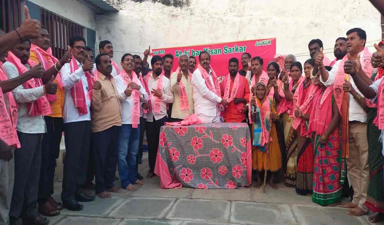 200 people from Karnataka joins BRS