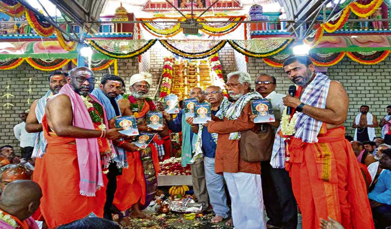 ‘Ayyappa Shatakam’ written by Dr Shankar Narayan released in Gajwel 