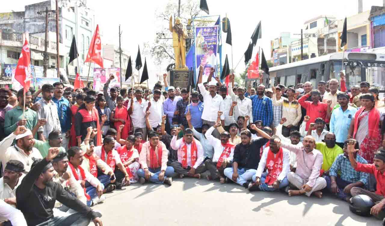 CPI stages dharna in Warangal demanding abolition of Governor system