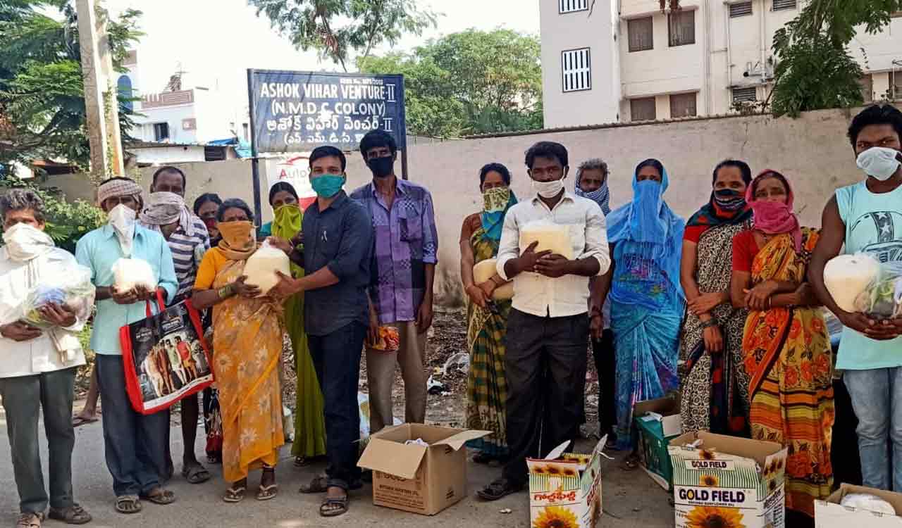 Constable, friends go all out to help the needy across Telugu states