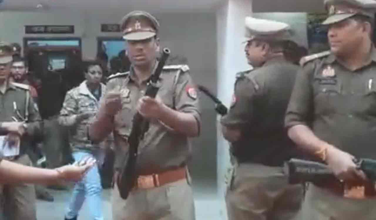 UP cop fails to load rifle in viral video