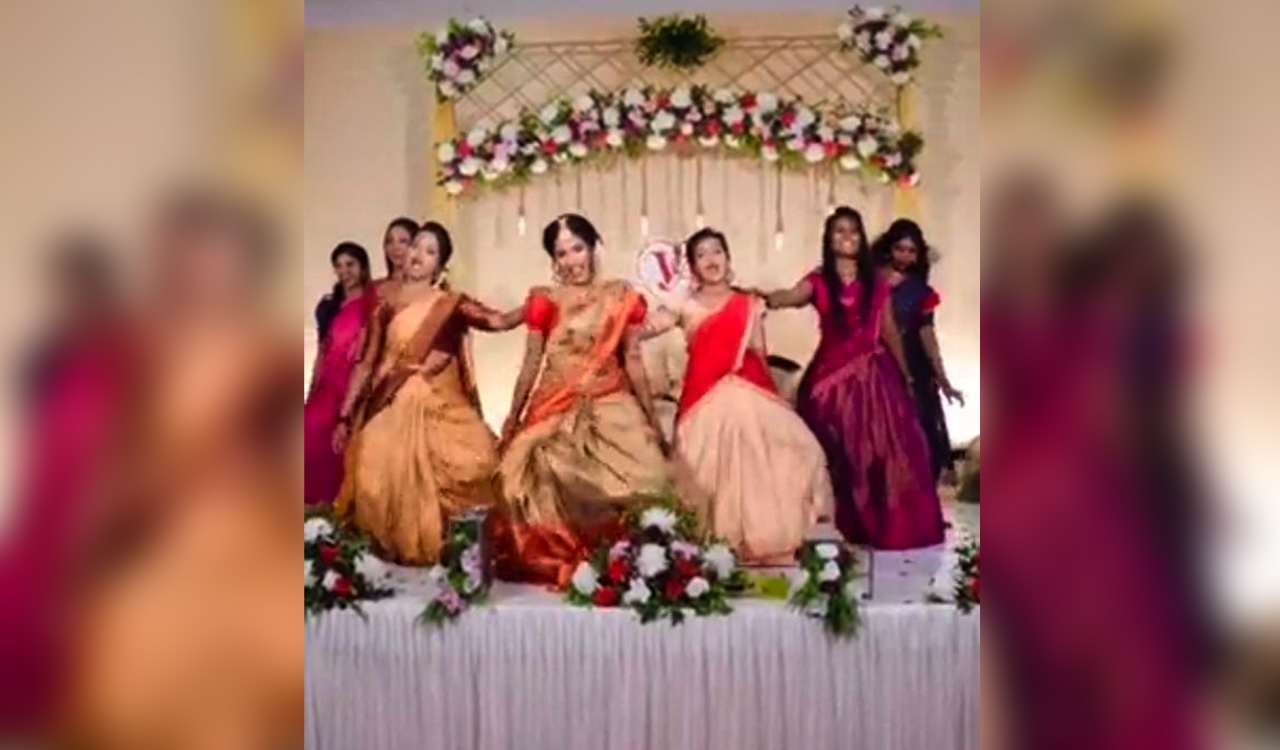 Watch: Bride dances with girl squad for ‘Ra Ra Rakkamma’ song on wedding day; netizens react