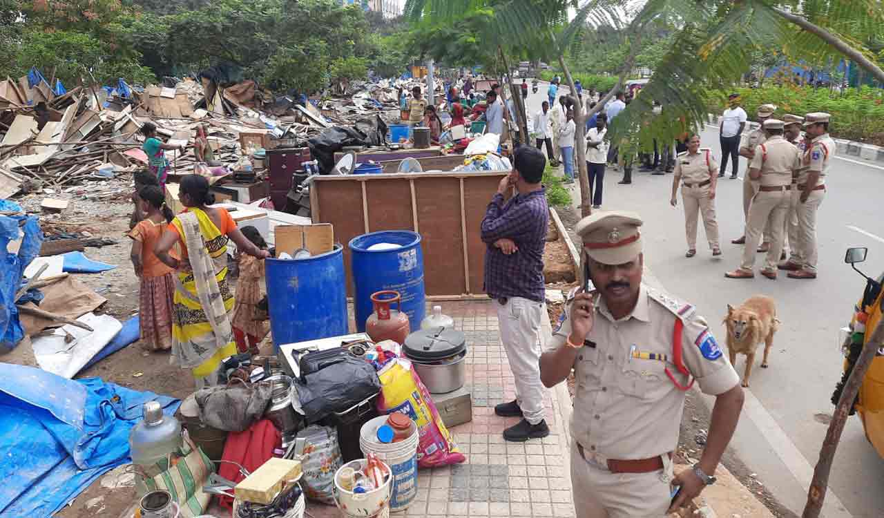 GHMC officials demolishes encroachments in Kondapur