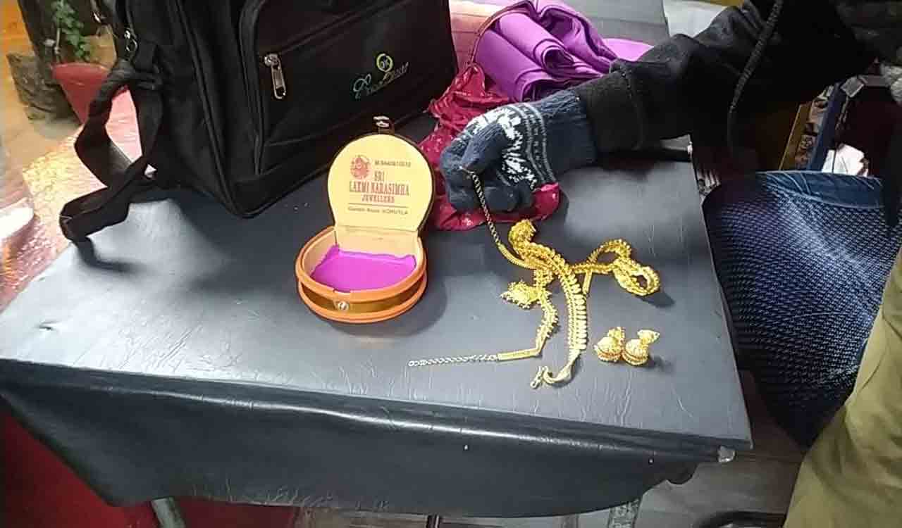 Karimnagar RTC staff return 10 tola gold ornaments to passenger who lost it