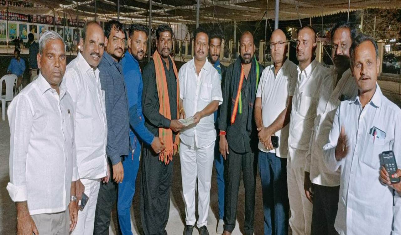 Sangareddy: TRS leader extends financial aid to kickboxer