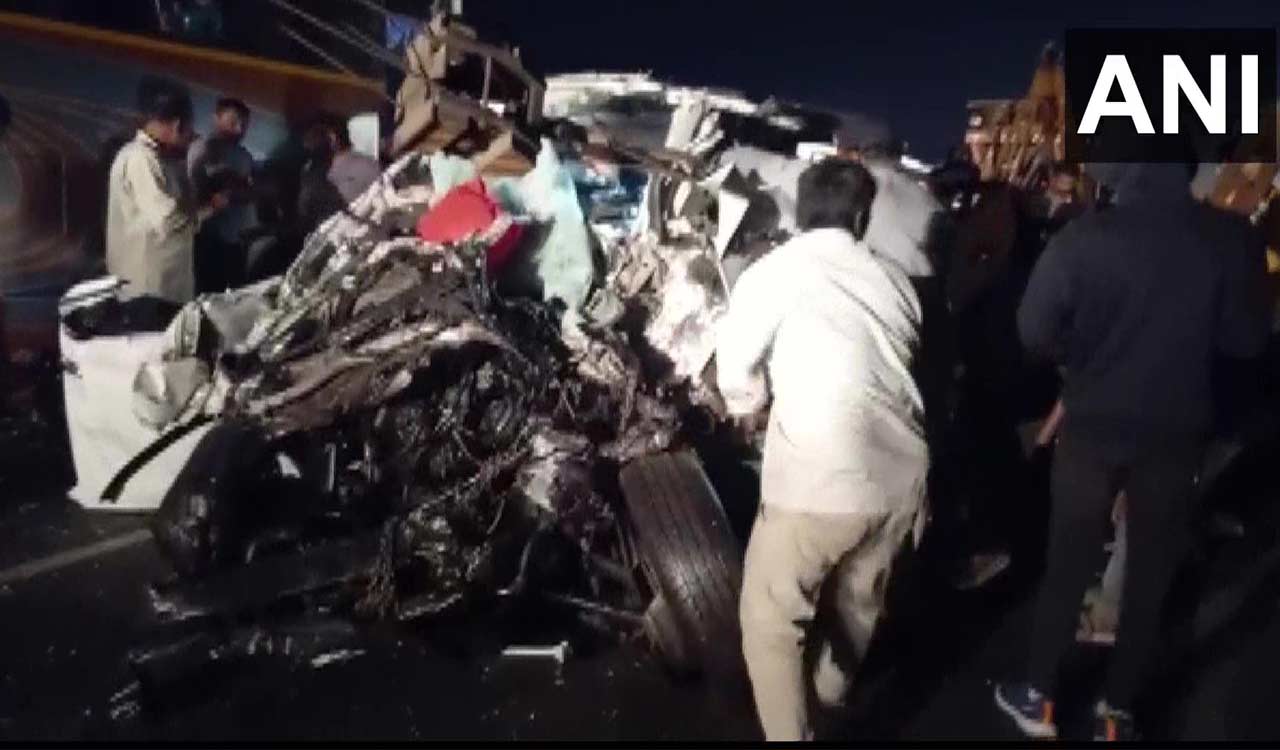 Gujarat: Nine killed as SUV rams into luxury bus in Navsari