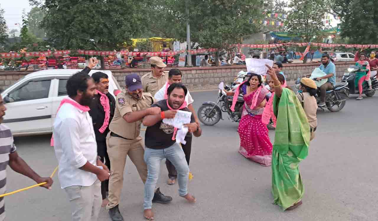 BRS activists protest in front of JP Nadda’s convoy in Karimnagar