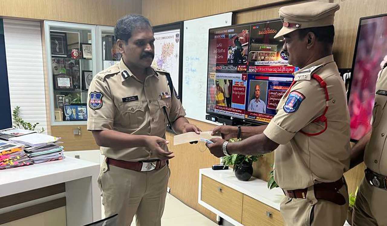 Hyderabad: Cops, tourism staff rewarded for saving teenage girl’s life