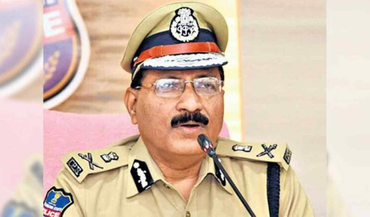 Top bureaucrats felicitate outgoing DGP Mahender Reddy in Hyderabad