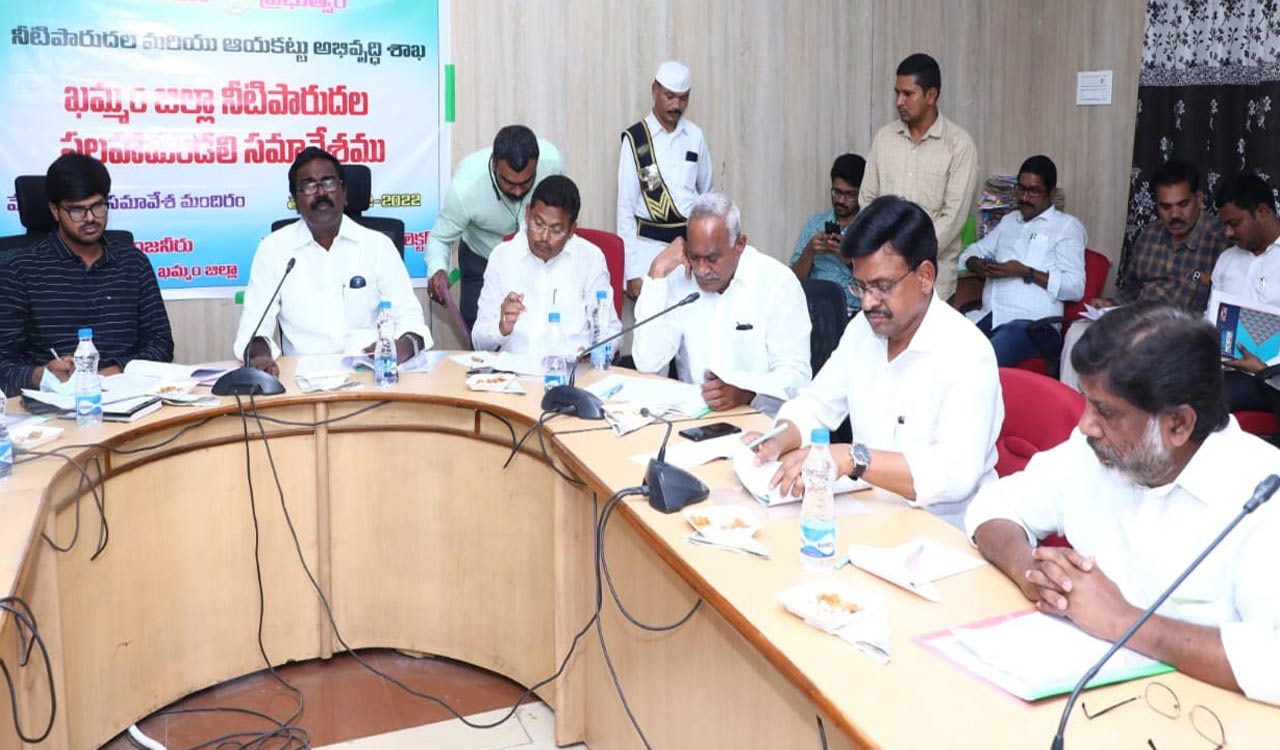 Khammam: Ensure irrigation to tail end lands in yasangi season, Puvvada tells officials