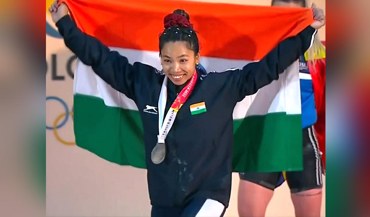 Mirabai clinches silver at World Championship despite wrist issue 