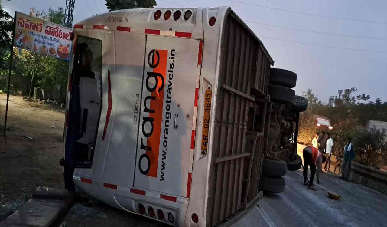 Nine persons injured in road accident in Nalgonda