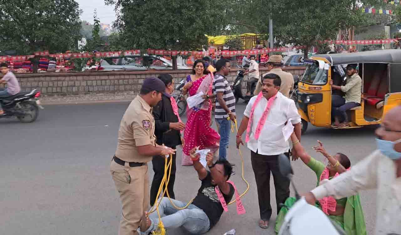 BRS activists protest in front of JP Nadda’s convoy in Karimnagar