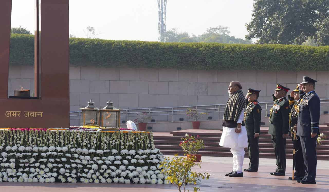 Rajnath Singh lays wreath at National War Memorial on occasion of Vijay Diwas