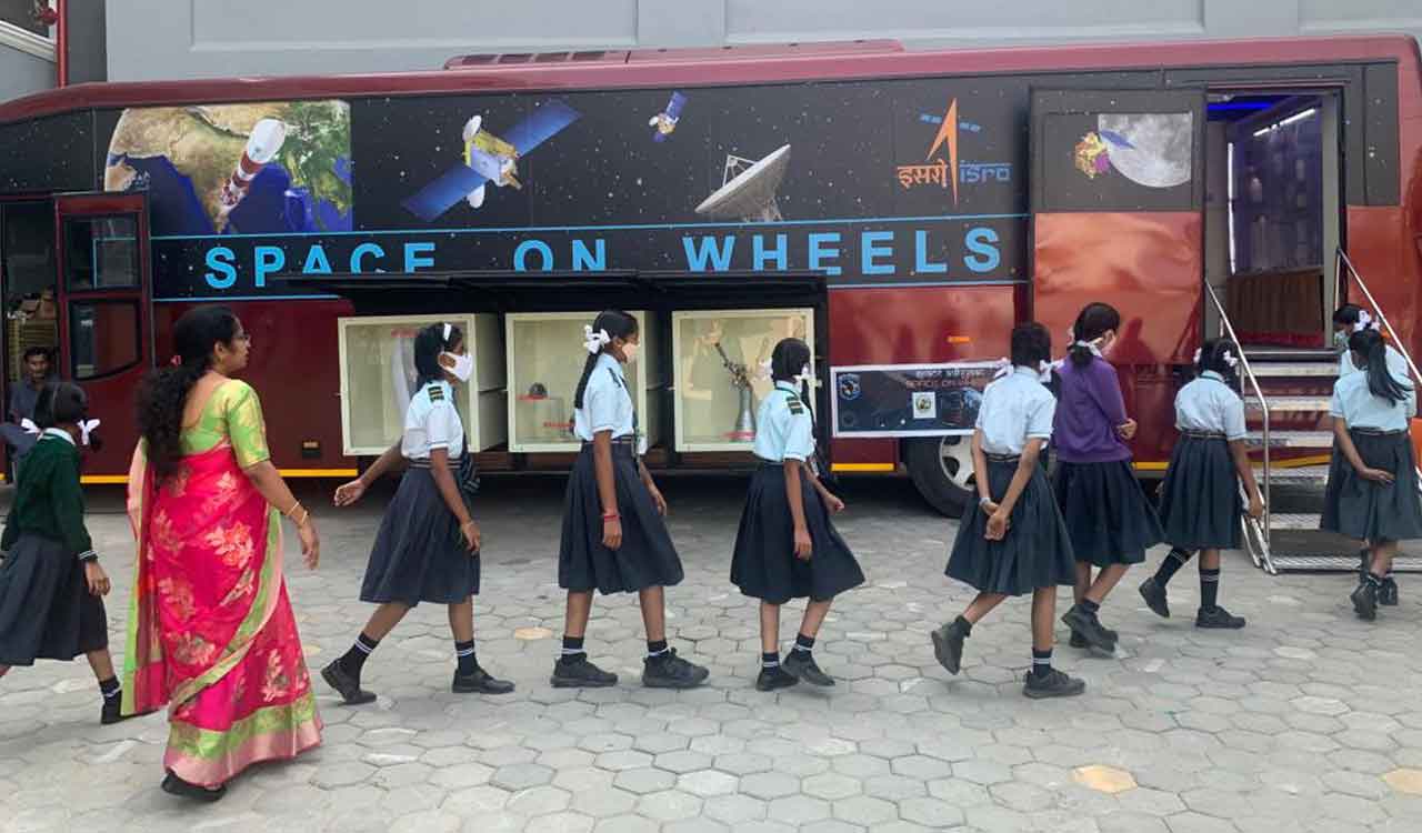 Hyderabad: Spaceadhyaan organises Space on Wheels for school students