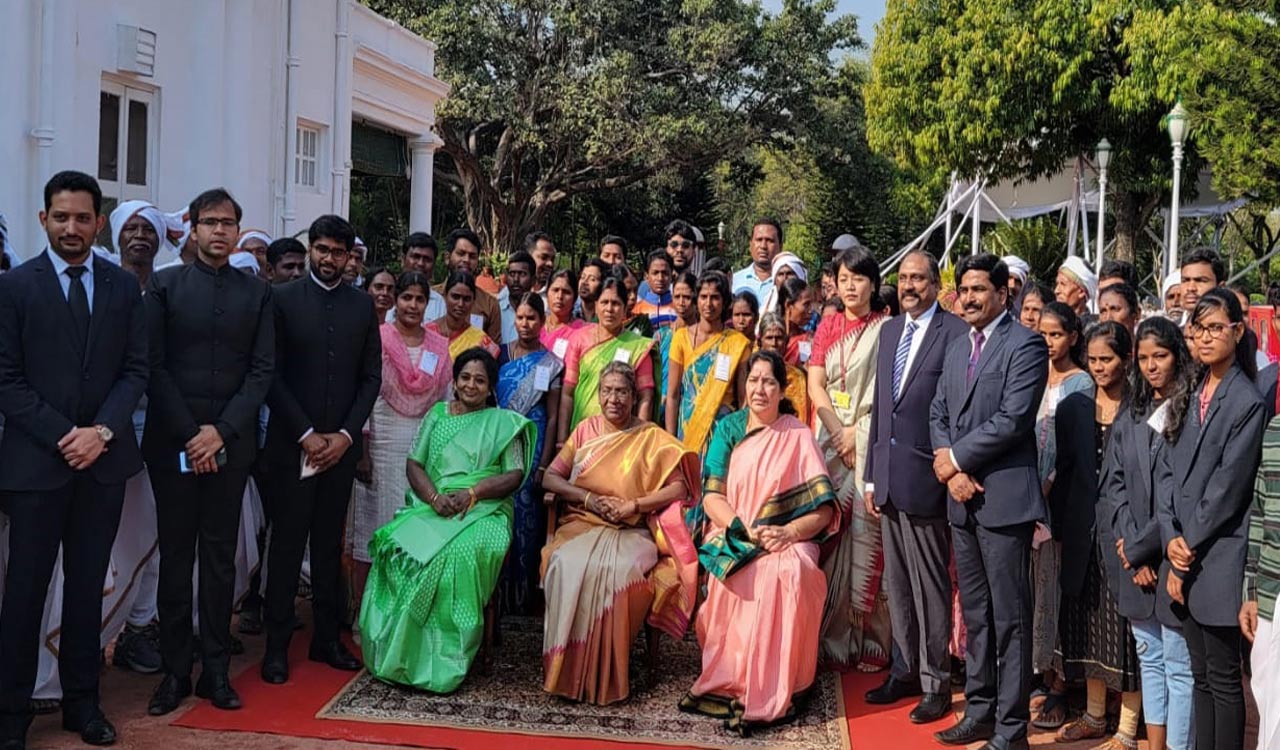 Tribals, officials meet President Murmu at Rashtrapati Nilayam