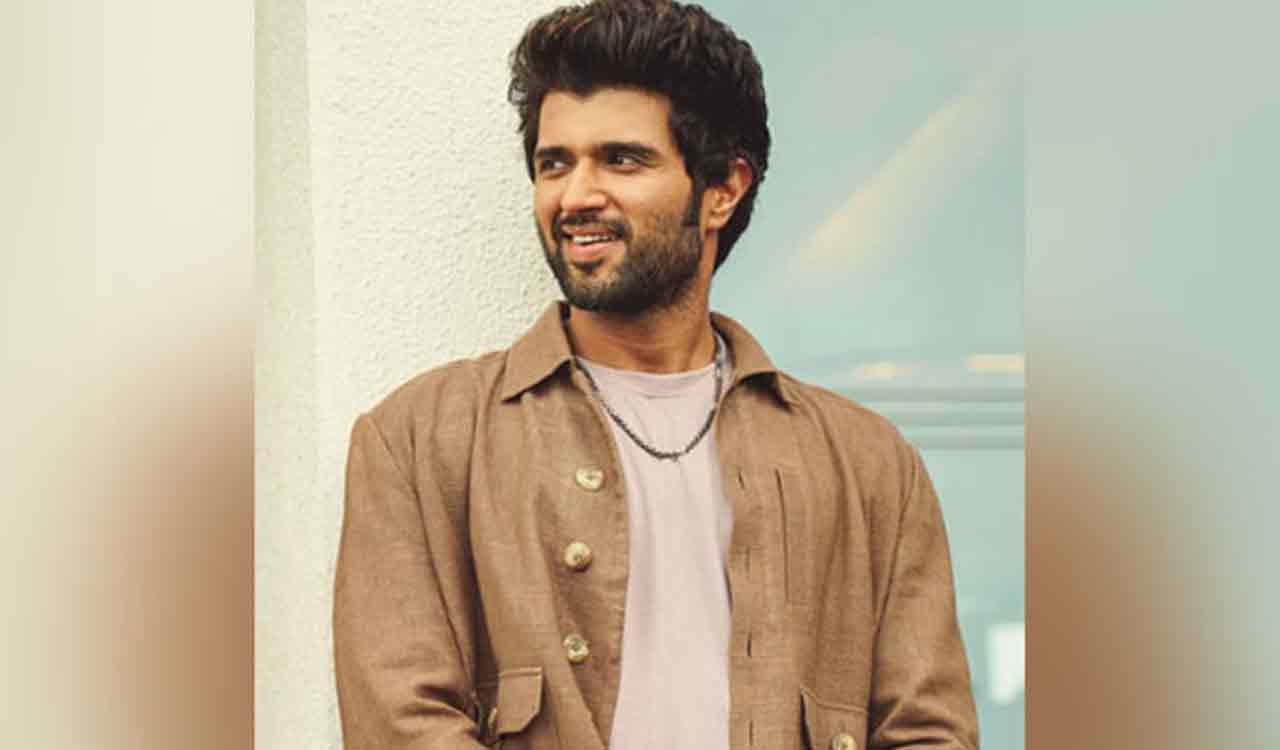 Vijay Deverakonda turns Santa, announces all expenses-paid trip for fans