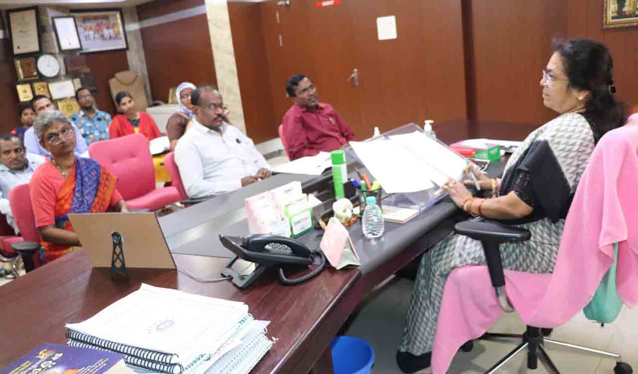 Warangal Mayor Sudharani asks officials to form 1504 self-help groups