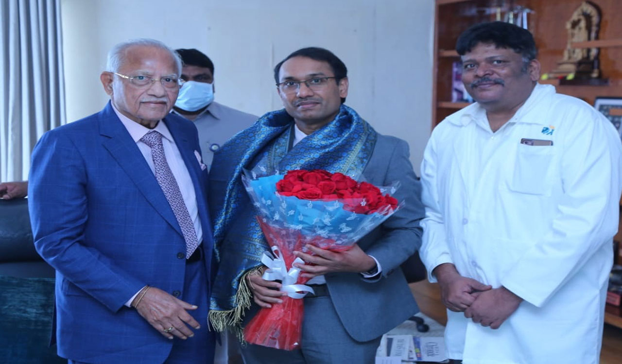 Apollo Chairman felicitates orthopedic surgeon Dr Venu Kavarthapu 