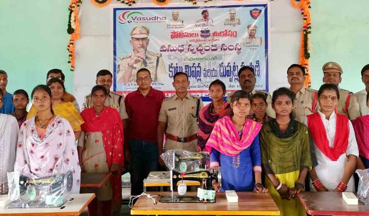Police distribute sewing machines, blankets to tribals in Asifabad