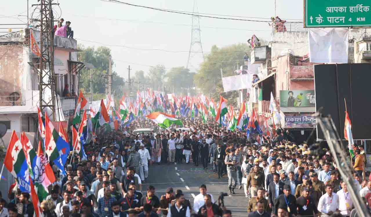 Rajasthan: CM Ashok Gehlot joins Bharat Jodo Yatra, calls it “journey of every class”