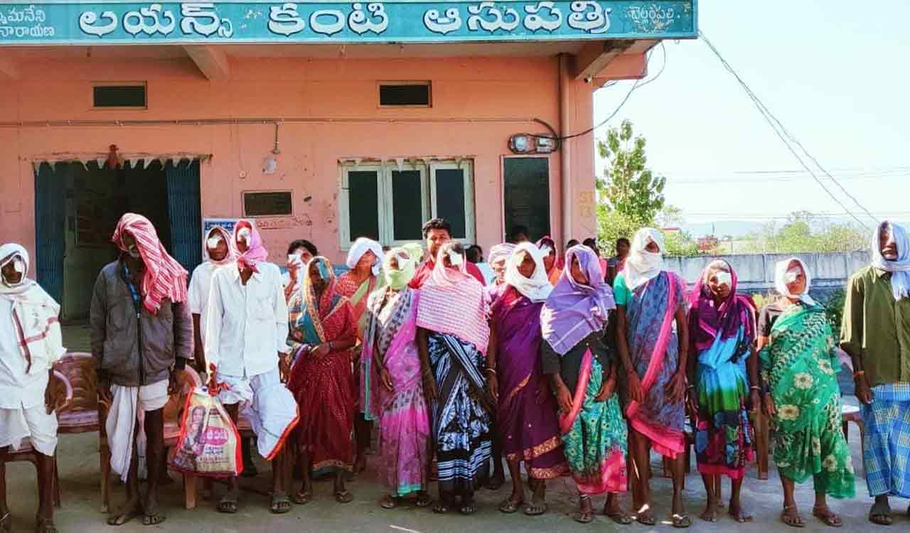 Asifabad: Social activist helps 28 elderly persons for eye operations