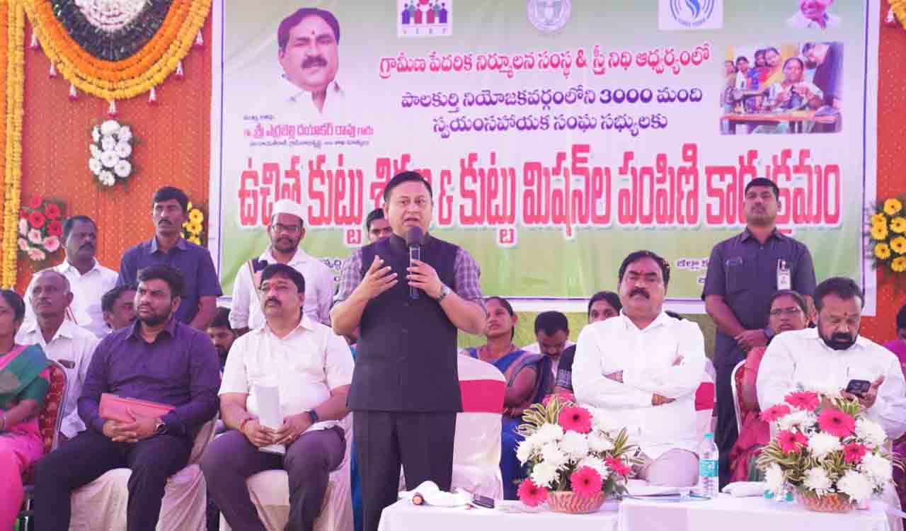 Minister Dayakar Rao inaugurates tailoring classes for women in Jangaon