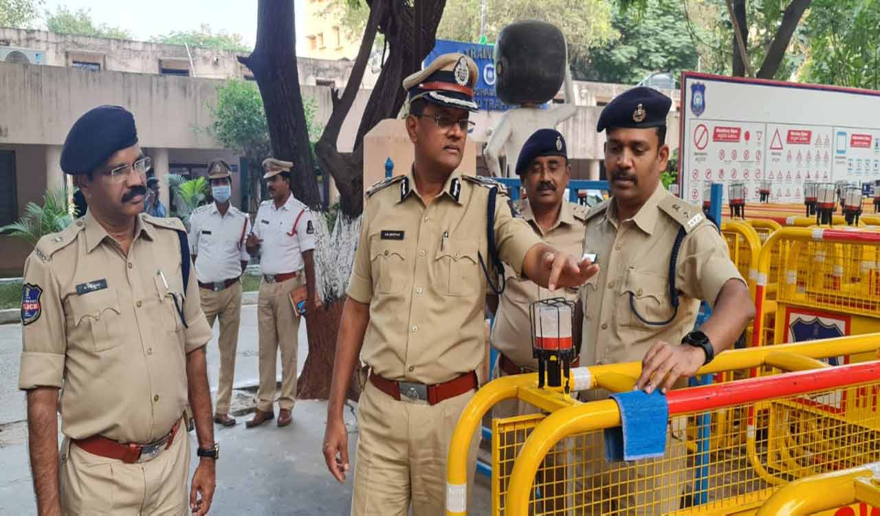 Cops to place barricades on accident prone spots in Hyderabad