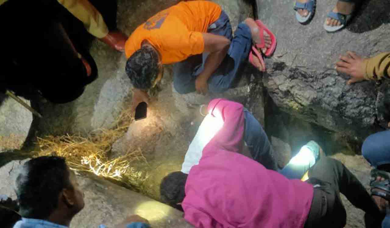 Hunter gets trapped between rocks in Kamareddy; rescue operation on