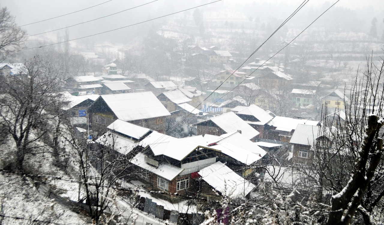 New Year revellers throng Kashmir’s hill stations