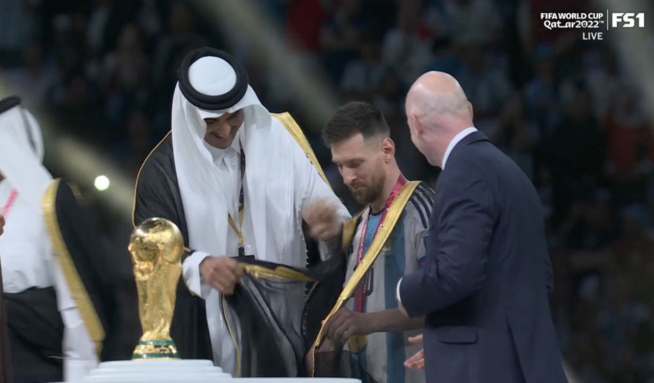 What exactly is the black cloak Messi wore while receiving the World Cup?