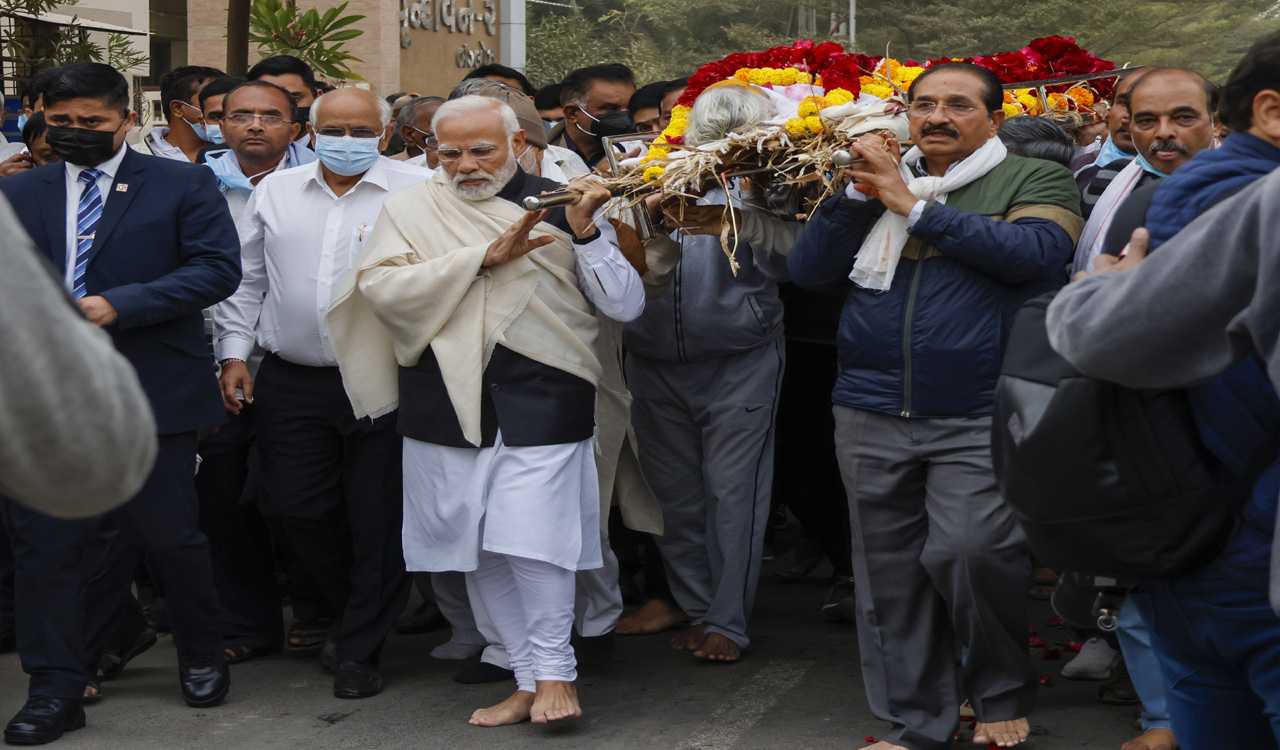 PM Modi performs last rites of his mother Heeraben in Gandhinagar