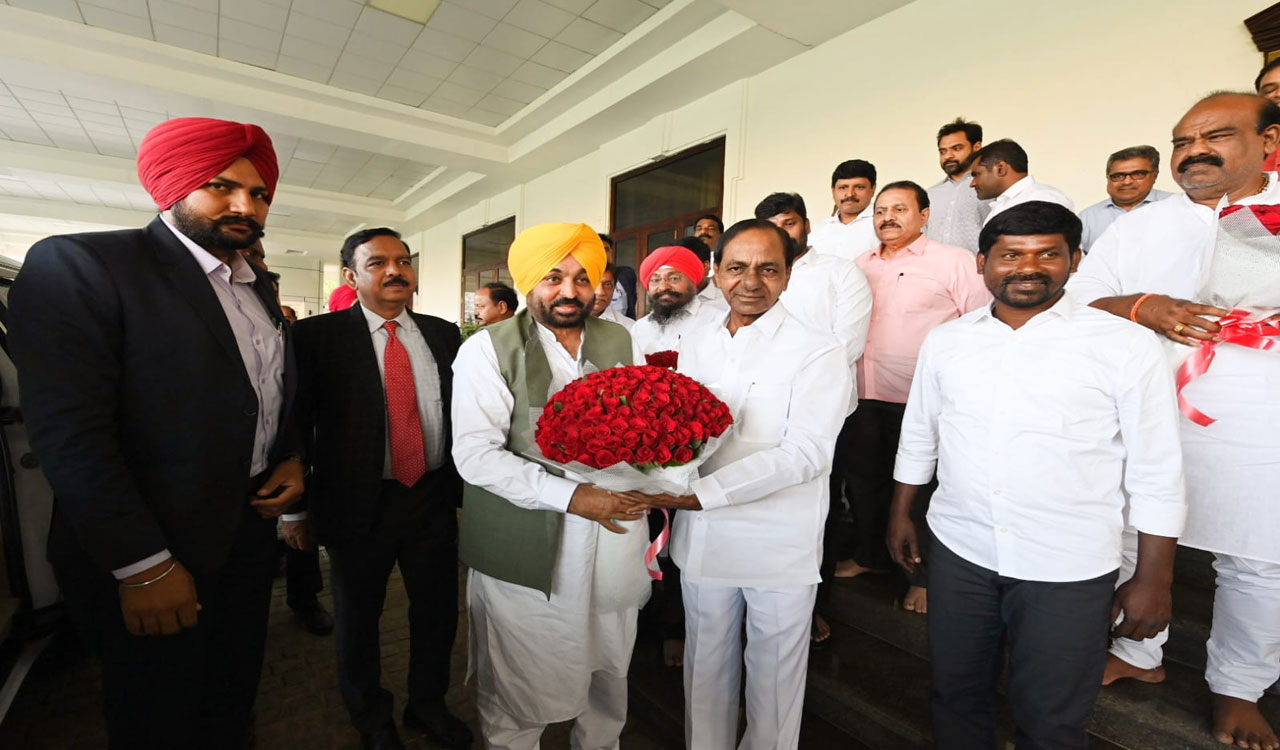 Punjab CM meets CM KCR in Hyderabad