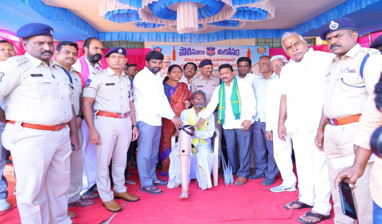 Balka Suman distributes artificial limbs in Asifabad