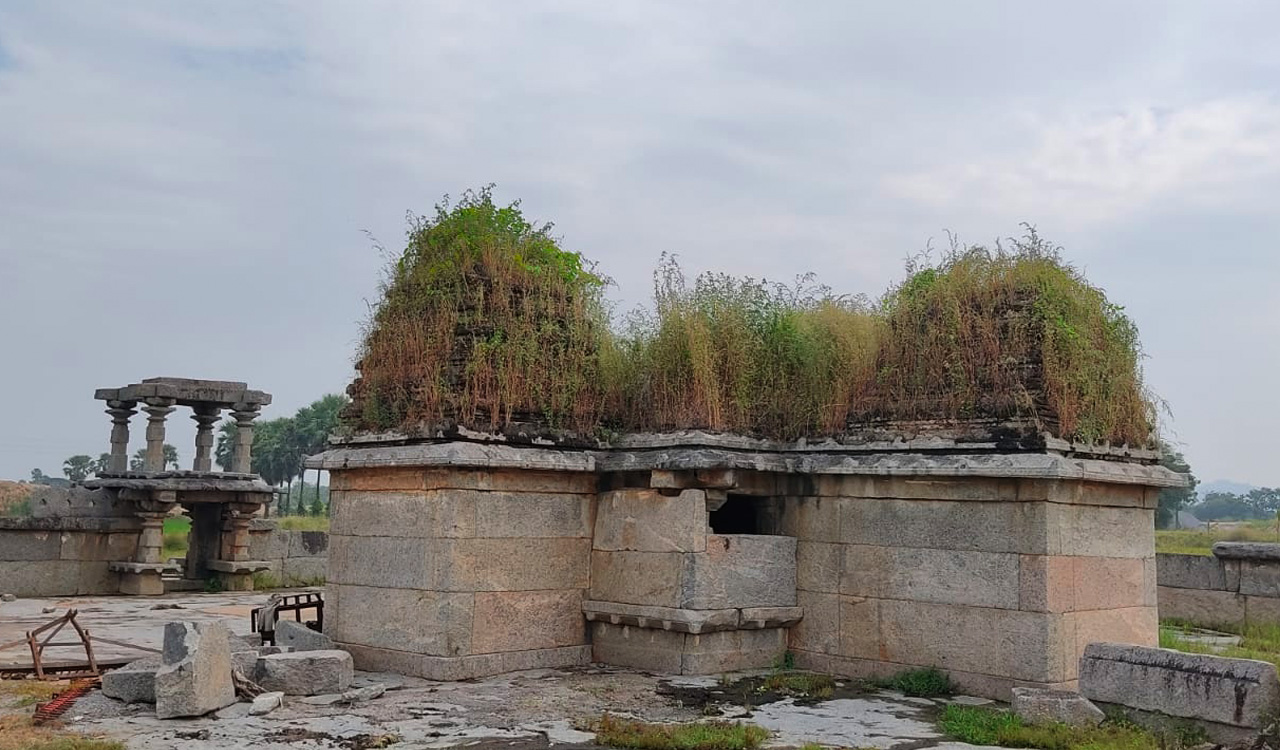 Rich legacy: Kalyani Chalukya era temple in Chennur left to ruin