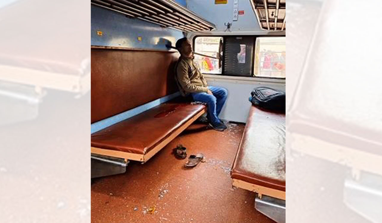 Man dies after iron rod pierces through his neck in moving train in UP