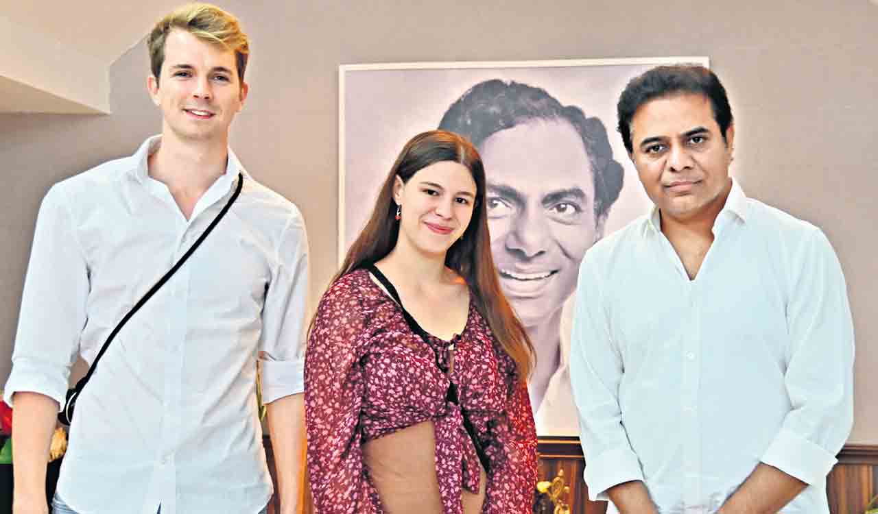 US textile historian is all praises for Telangana weavers