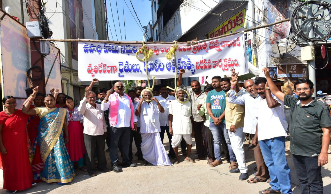 Warangal: Farmers stage protest against Centre with ‘nooses around their necks’
