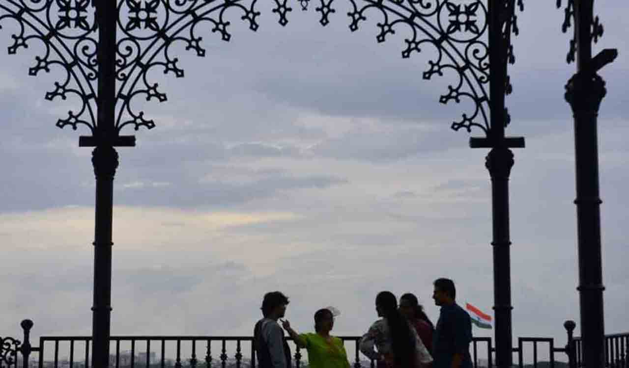 Hyderabadis enjoy pleasant weather as temperature dips