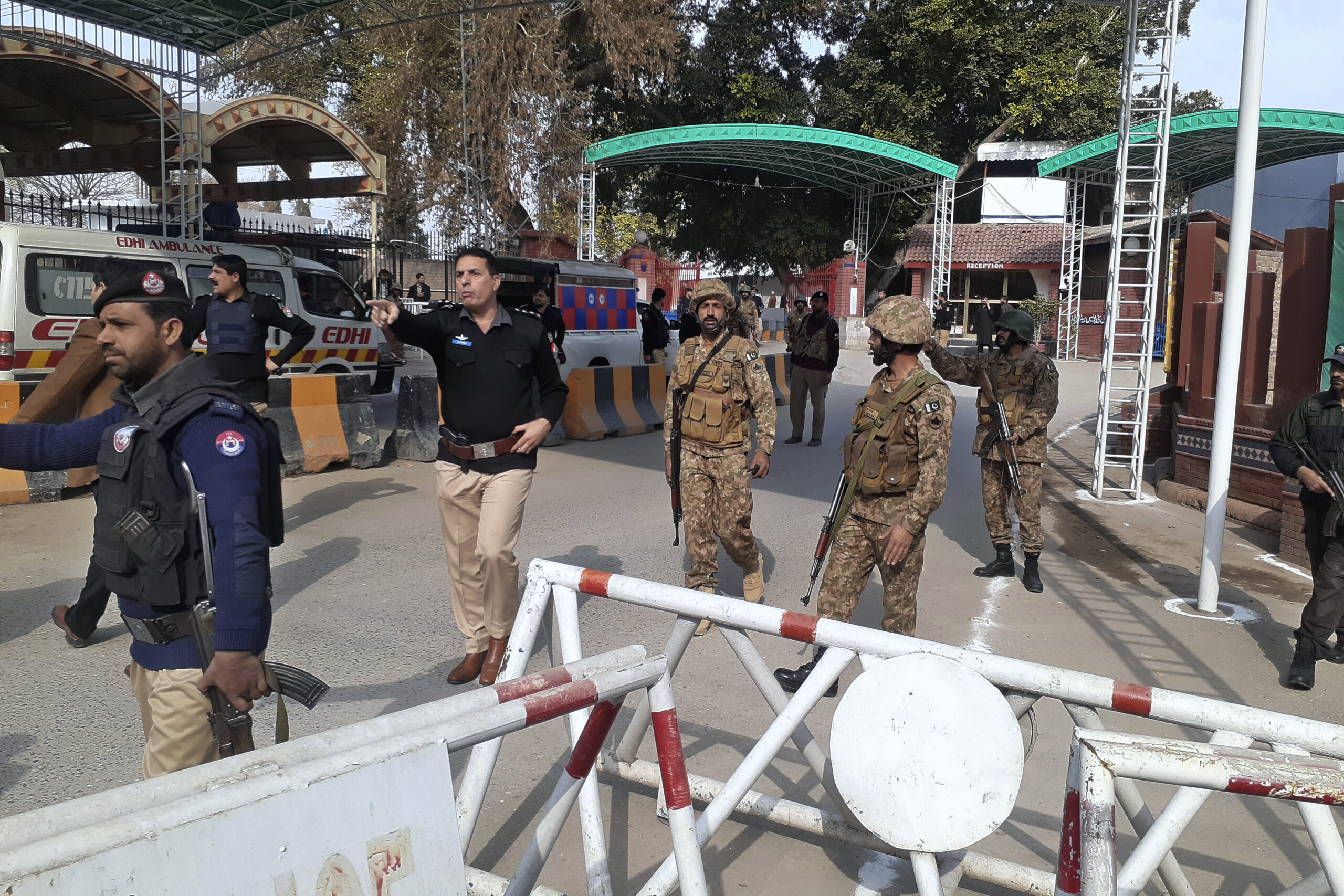Police raise death toll in Peshawar bombing to 34