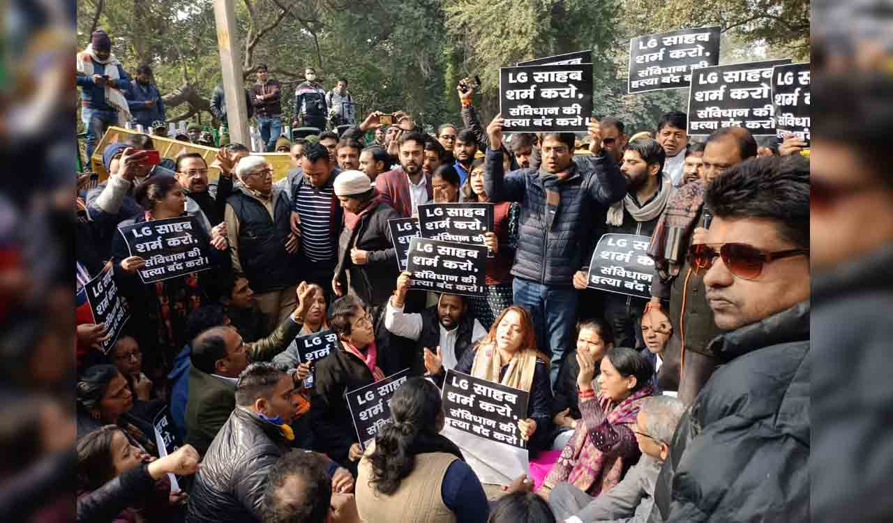 AAP councillors protest outside L-G’s office over appointment of presiding officer