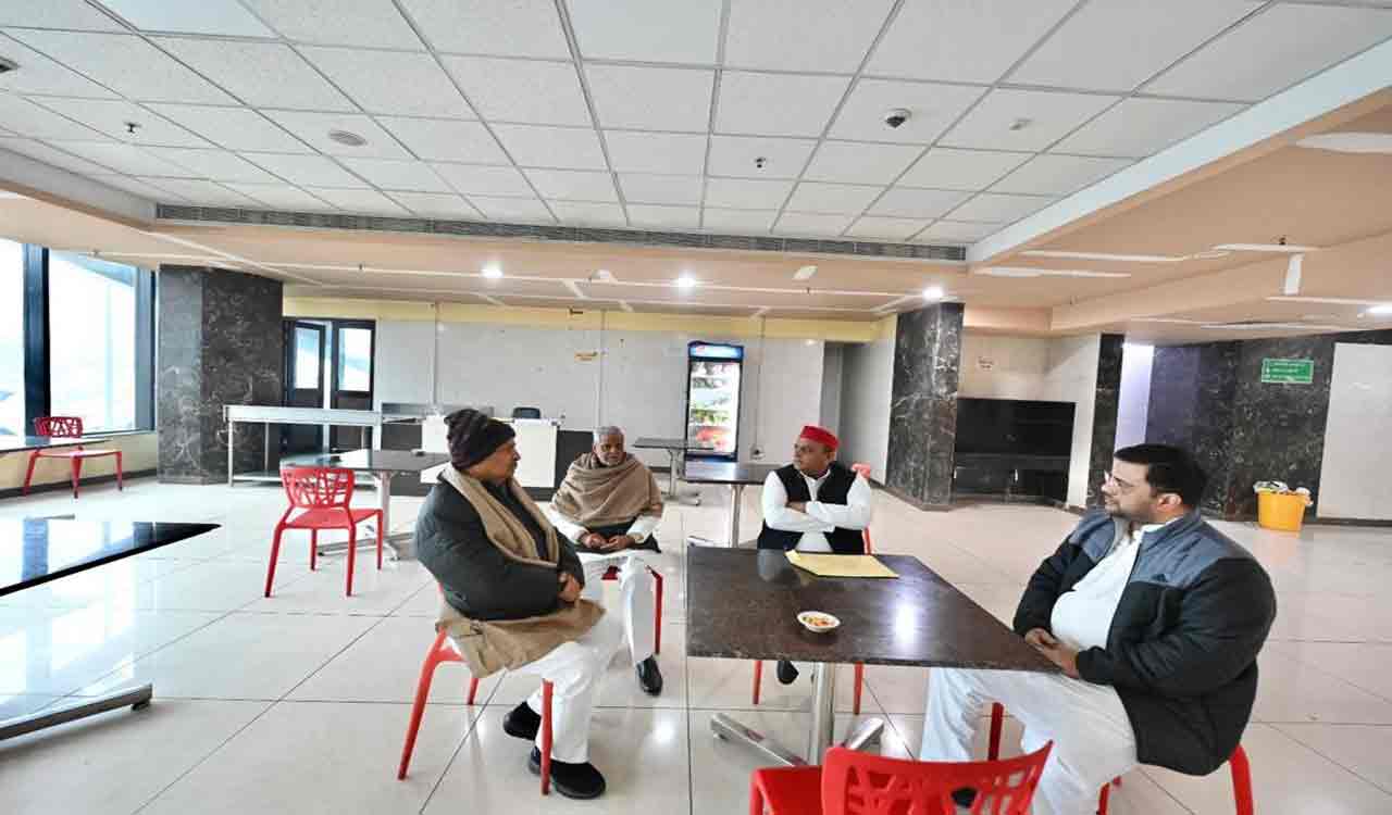 They can poison me: Akhilesh refuses tea offered by UP cops