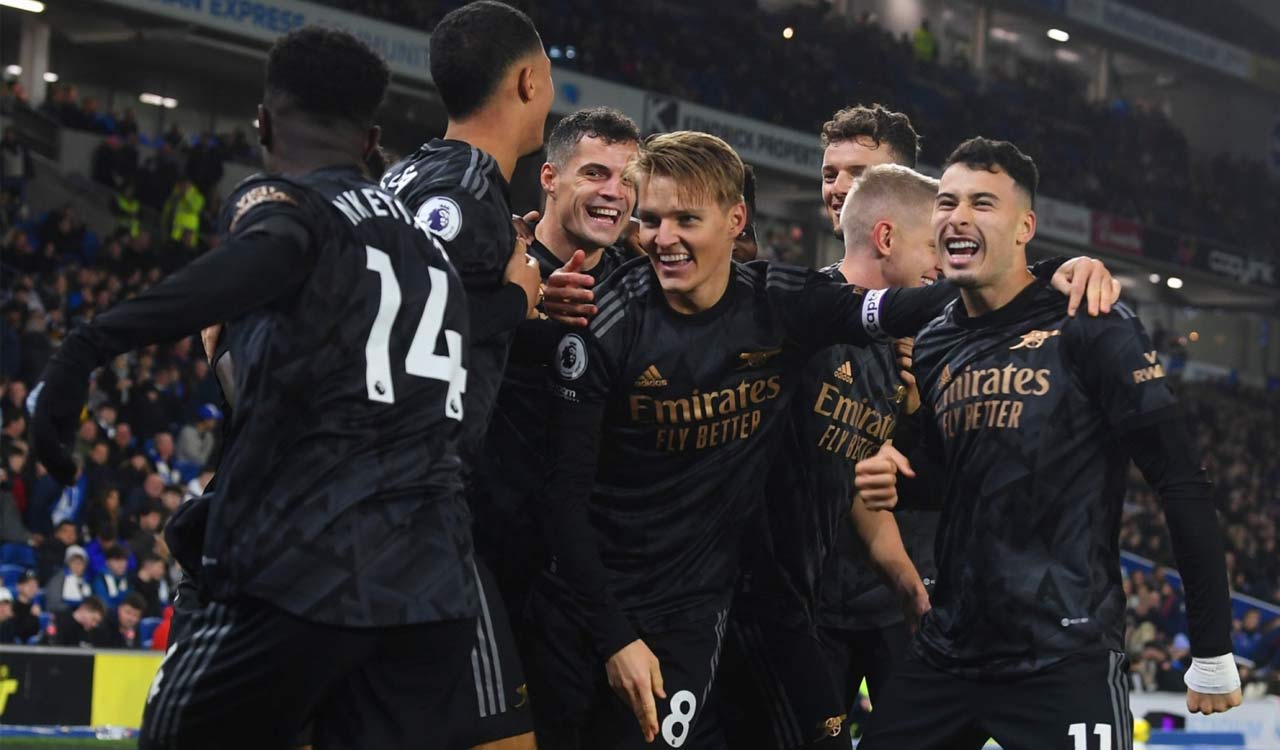 Arsenal open up seven-point lead in Premier League as Man City held by Everton