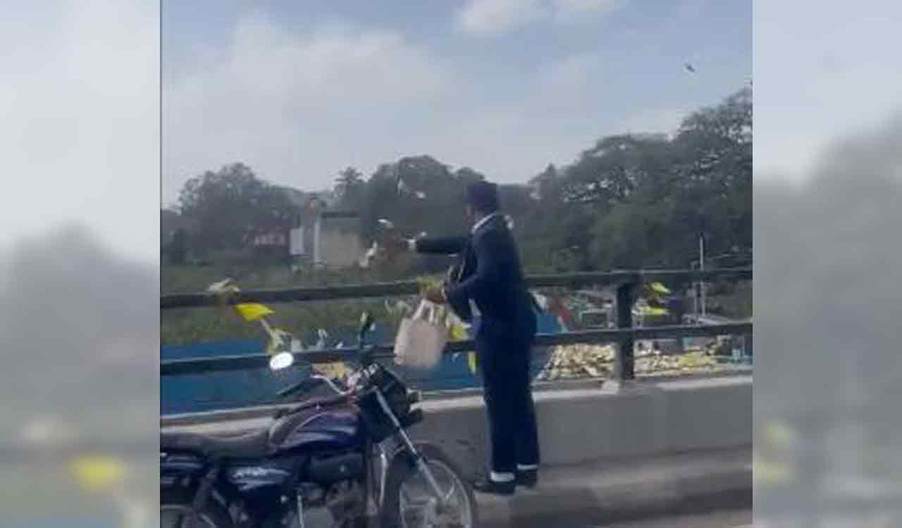 Bengaluru man tosses Rs 10 notes from a crowded flyover; detained for questioning