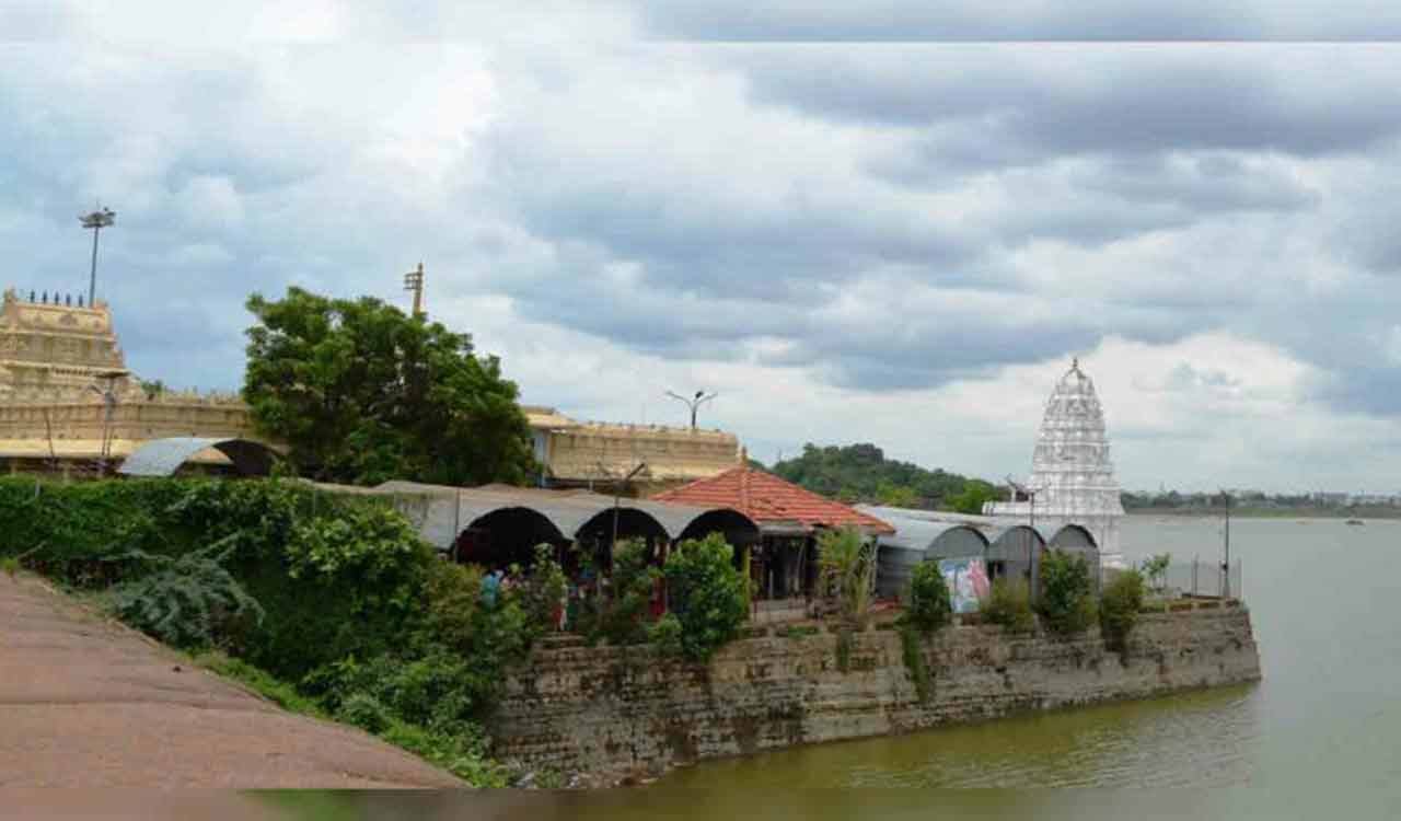 Warangal: Devotees fume at Bhadrakali temple management over parking fee