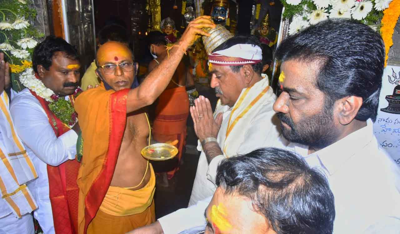 Hanamkonda: Thousands flock Inavolu Mallikarjuna Swamy temple