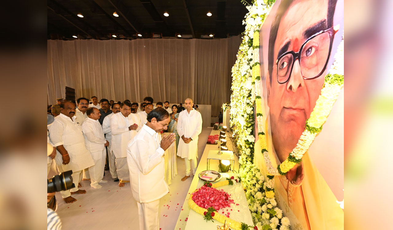 CM KCR attends tenth day rituals of late Pakala Harinath Rao
