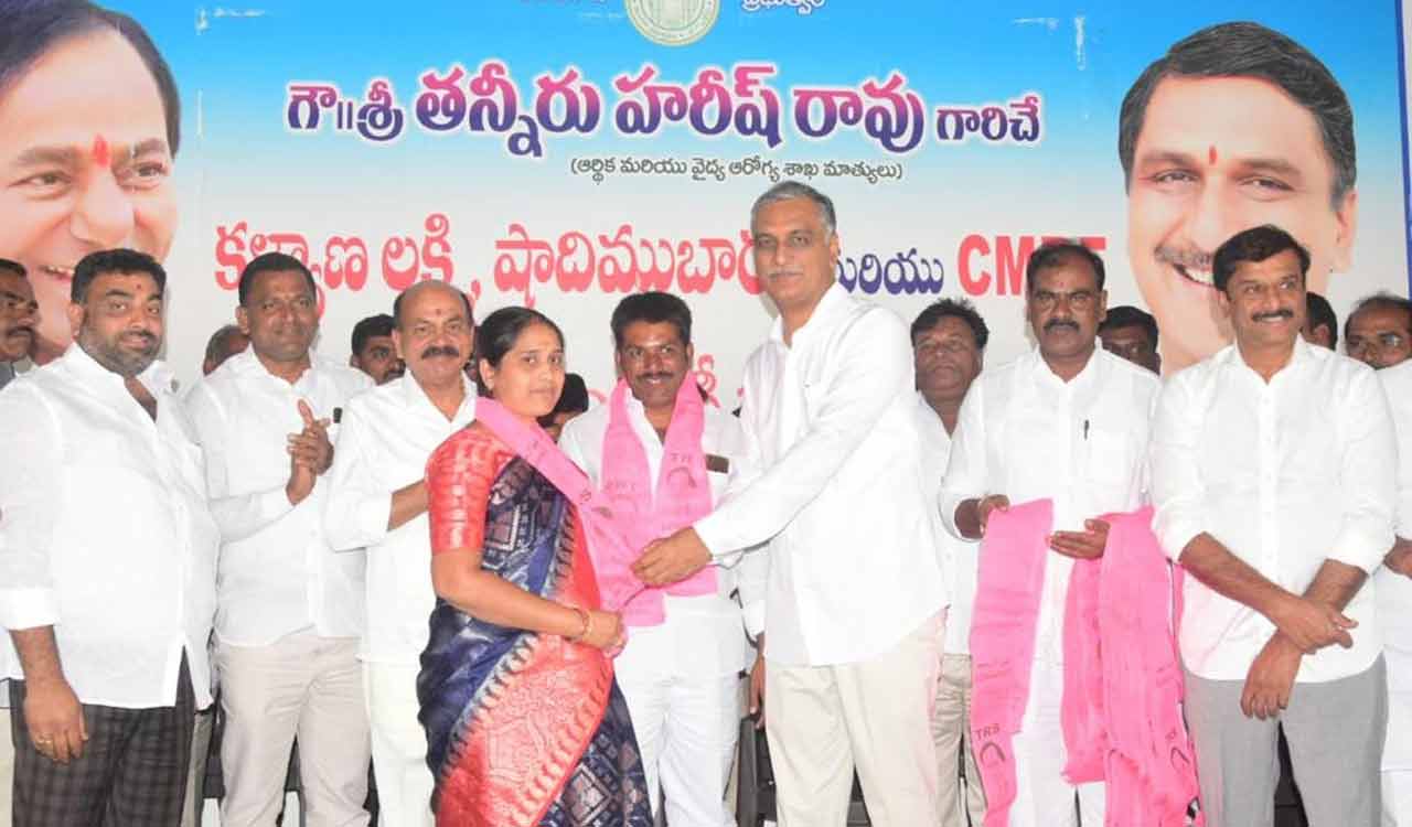Several Congress leaders from Sangareddy join BRS
